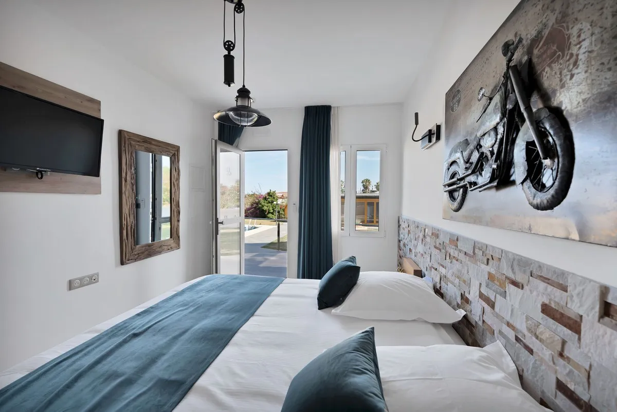 c7febdbc-673e-4cdc-a587-2bf5c87bc14a