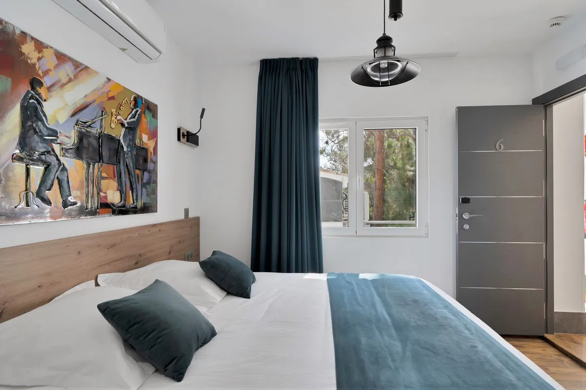 cdb9e7f9-f770-48f5-8d66-525591484a65