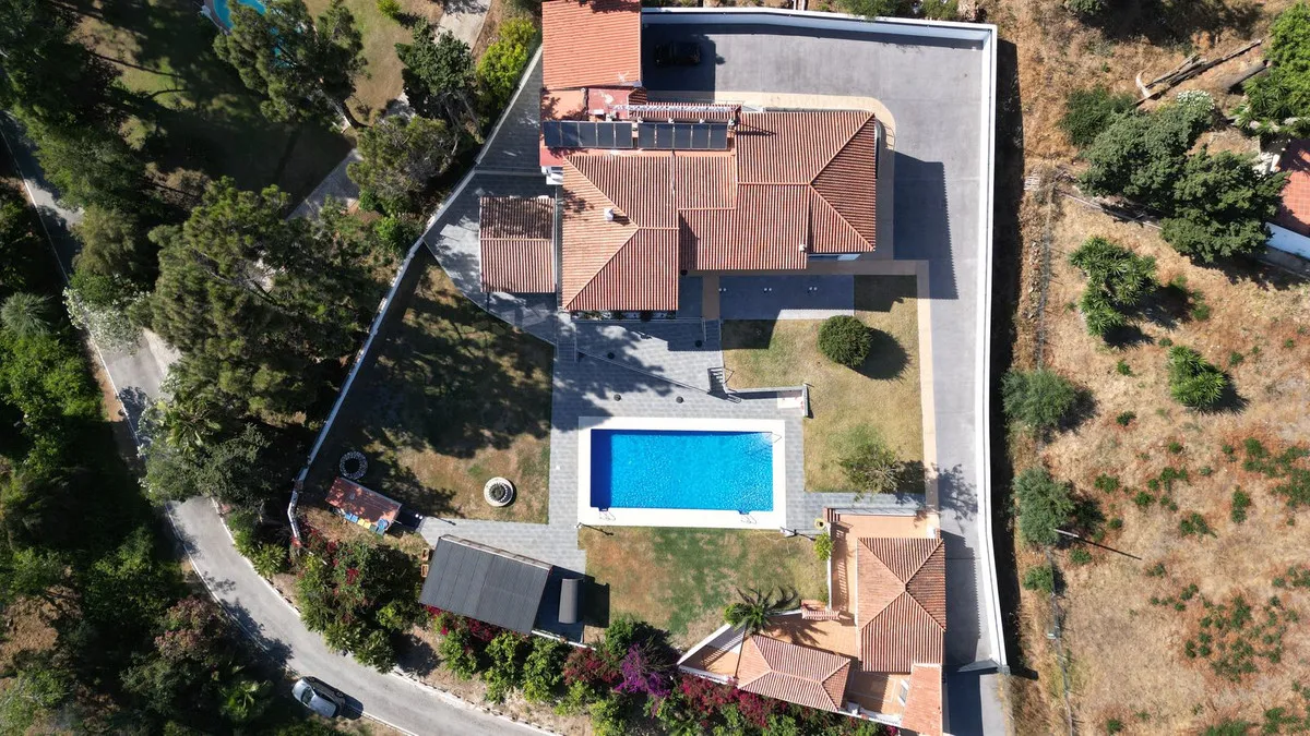 f298f4b1-0326-4b3a-b97d-485216a69a4c