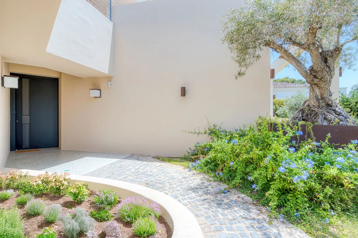 e8db4c0f-6c08-4798-8e77-1d48a95dce3a