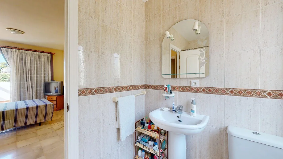 fe700ebb-f4c6-4c93-8c94-19f663d0dfd6