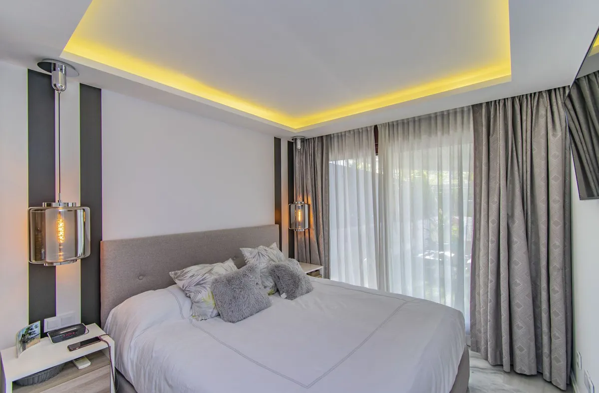 1b8953a1-0f09-44ab-826d-0099d88db8f9