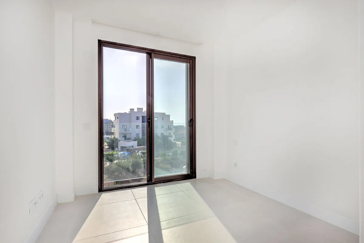 f7a984db-dbe2-4877-b7e7-5d301e403776