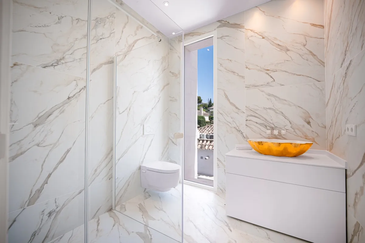 f1c976a6-fb6e-41af-bf81-fe12f15d5015