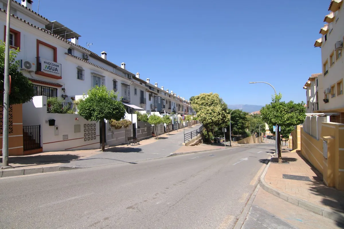 Central Coín Townhouse with 3 Bedrooms and Garage