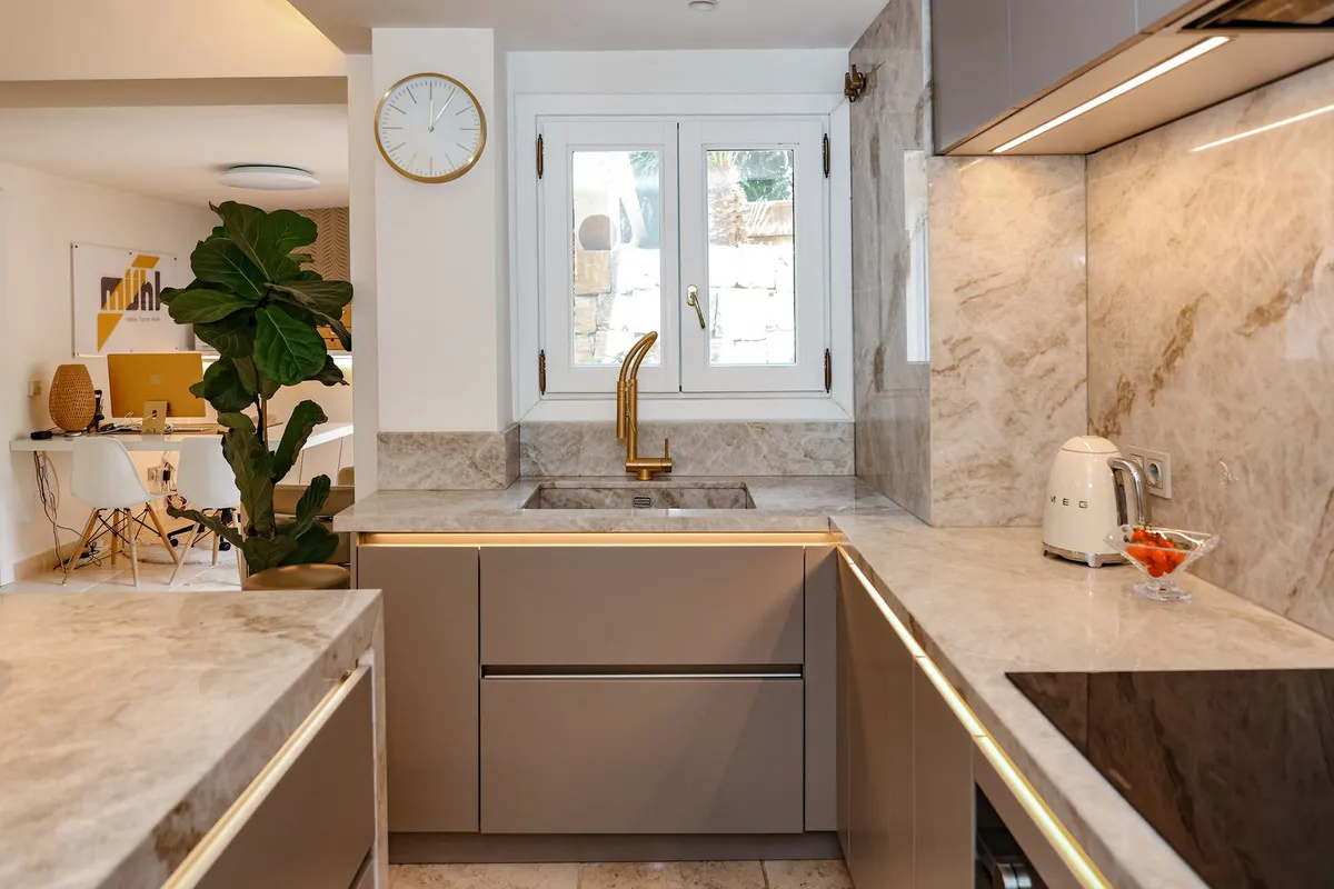 01cf0274-71a0-4c9d-8361-315fe8cd16de