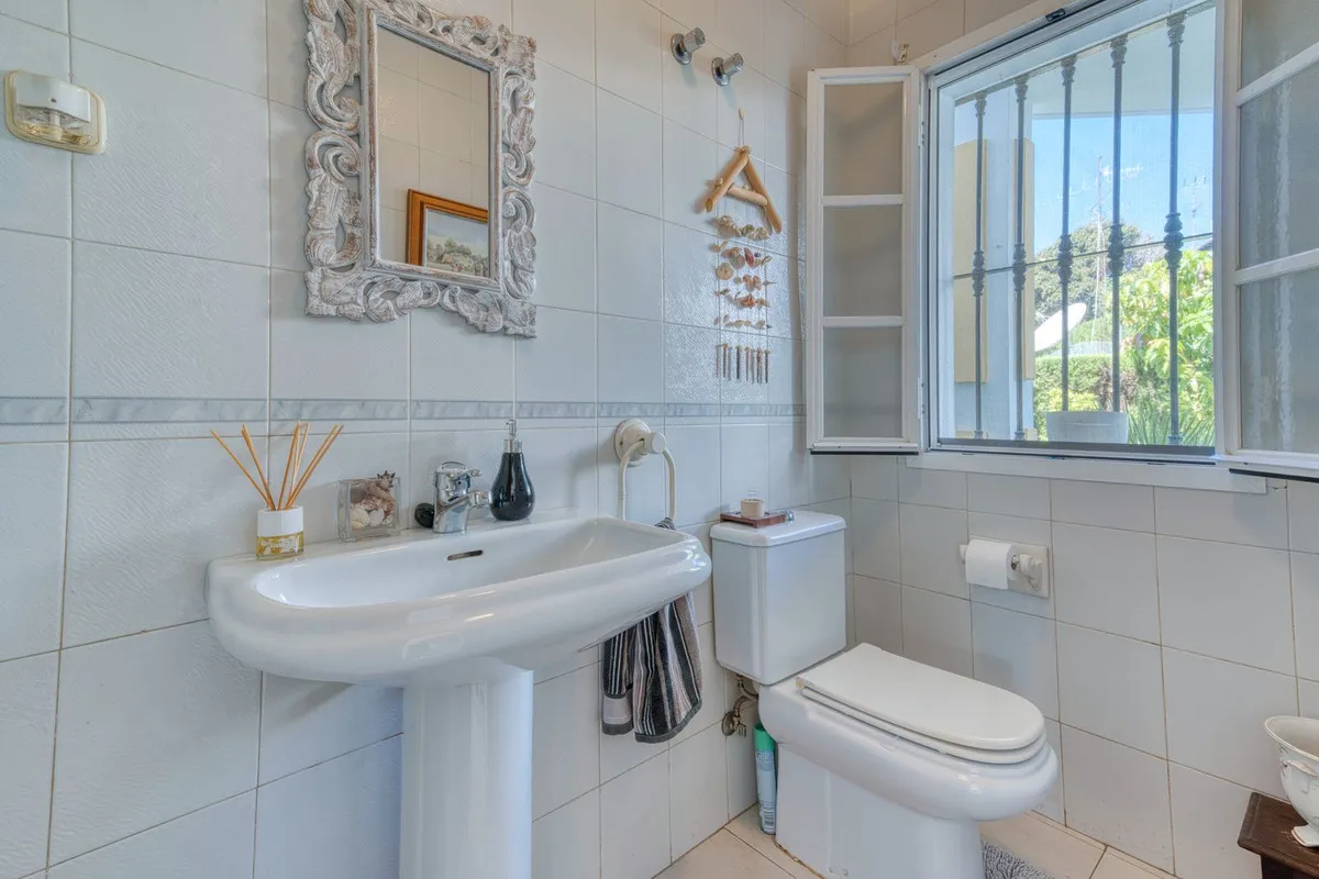 d7050eeb-bd80-4d93-8231-5661a6566b17