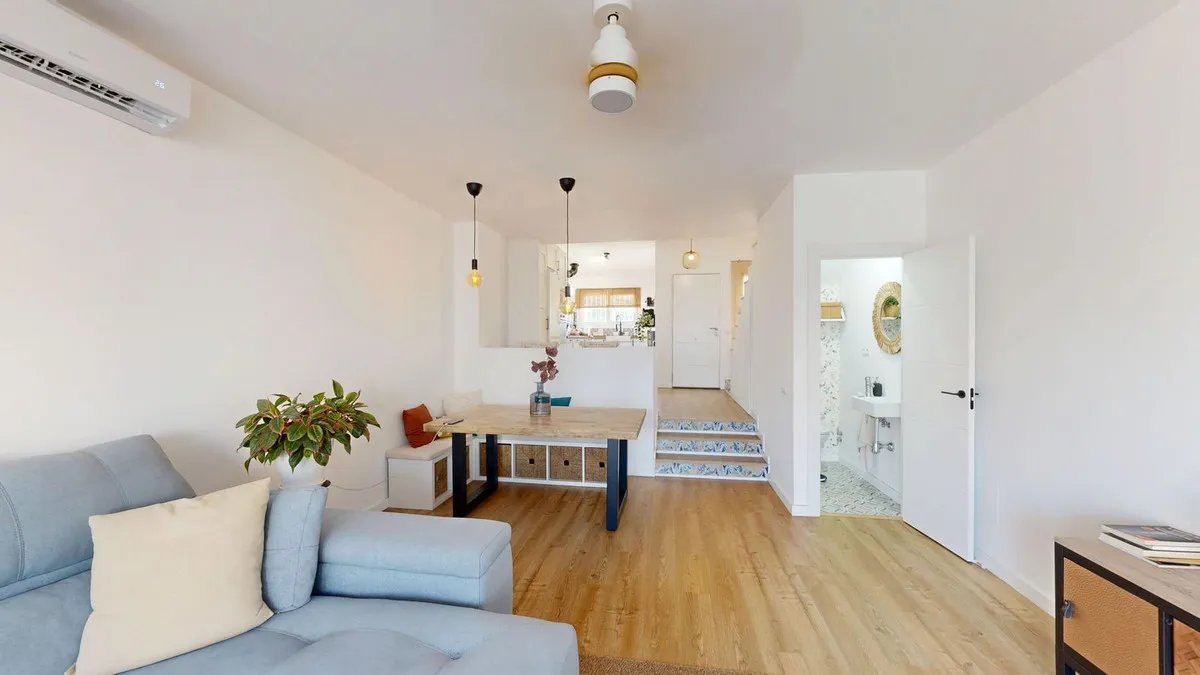 90b7239c-43bd-476a-96eb-90e2e741752f