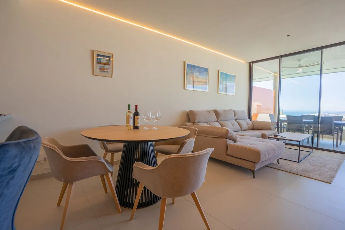 2a5f6904-b470-49bb-93e9-16ad47836079