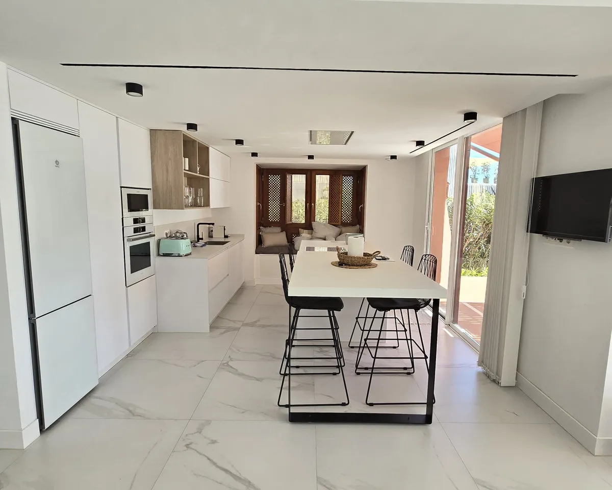 573e8f73-aa28-4198-951b-9fa95cdf8c76