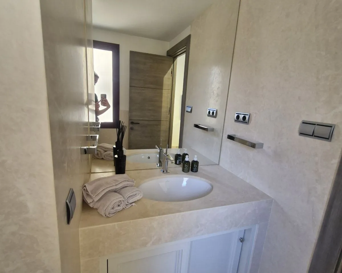 56abdb73-e662-45ad-8bc8-d5f671fdeafc