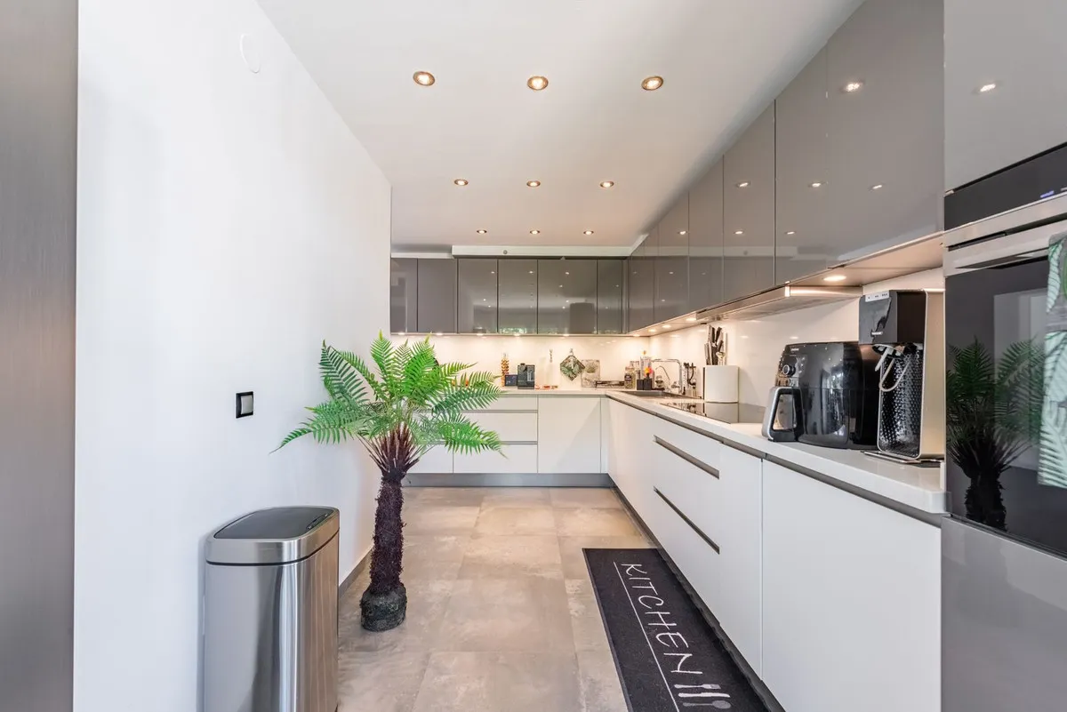 a2e092b8-9812-4612-a190-6c0690a3653b