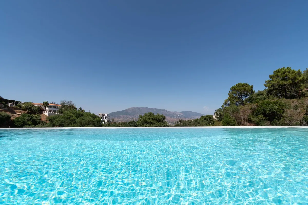 Secluded Modern Villa with Infinity Pool in La Mairena