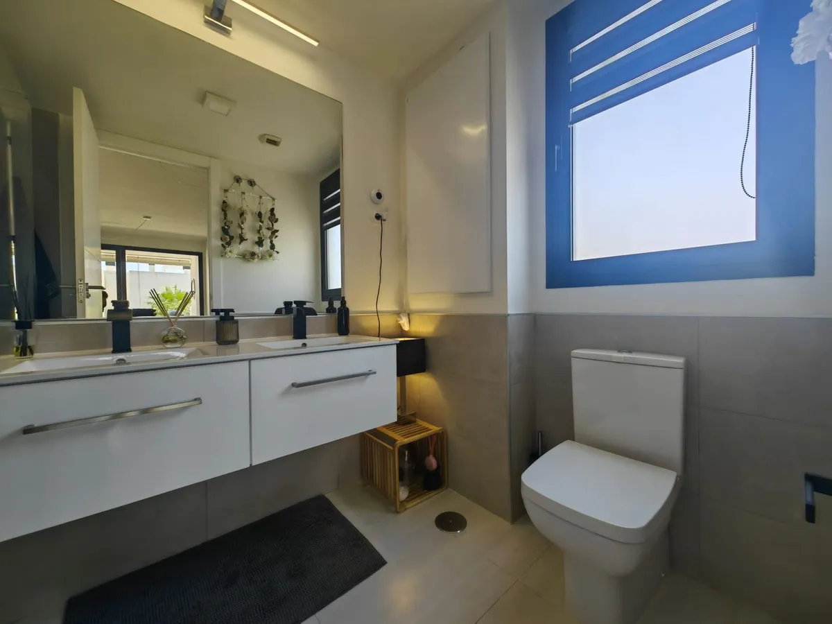 efb59275-5b4f-4c42-8c27-3776d4f94a07