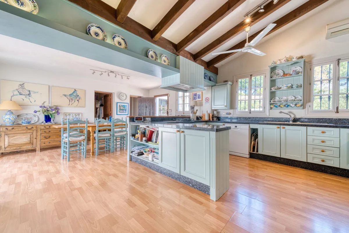 e2eb9632-69a6-4f1e-b30b-7d1df3776e62