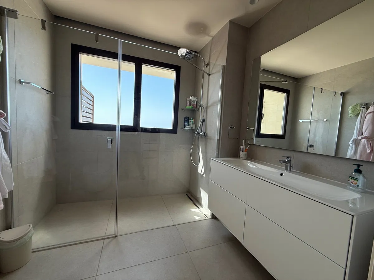 9b72b247-6c03-441f-9a0c-57bc79b8d941