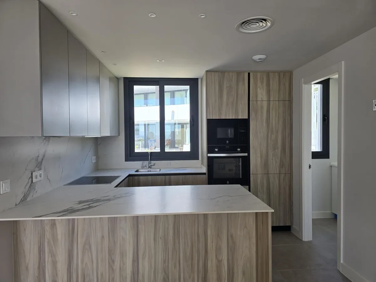 d809058b-2a80-43a8-a5b0-f831e4abcb5e