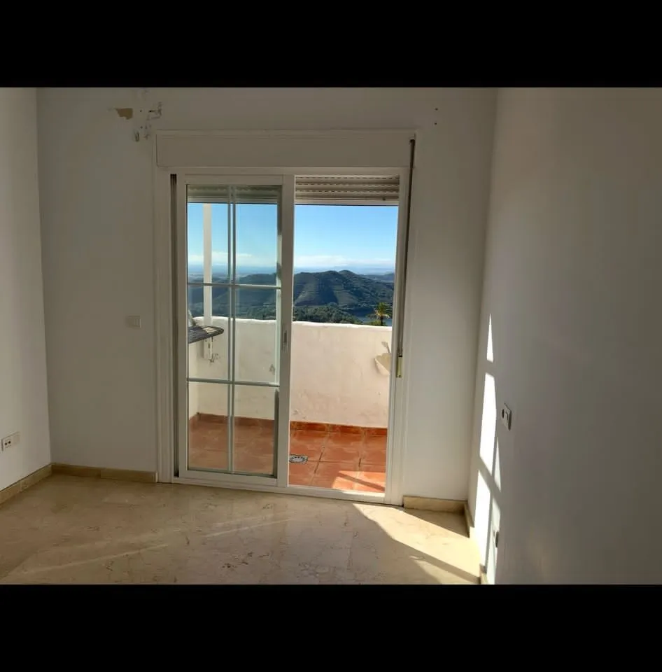 751b6eb2-08d5-49f0-b7bb-1d3bcc371402