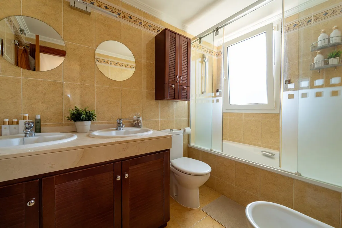 c2b6b978-e20a-42f4-982e-2a9417eed351