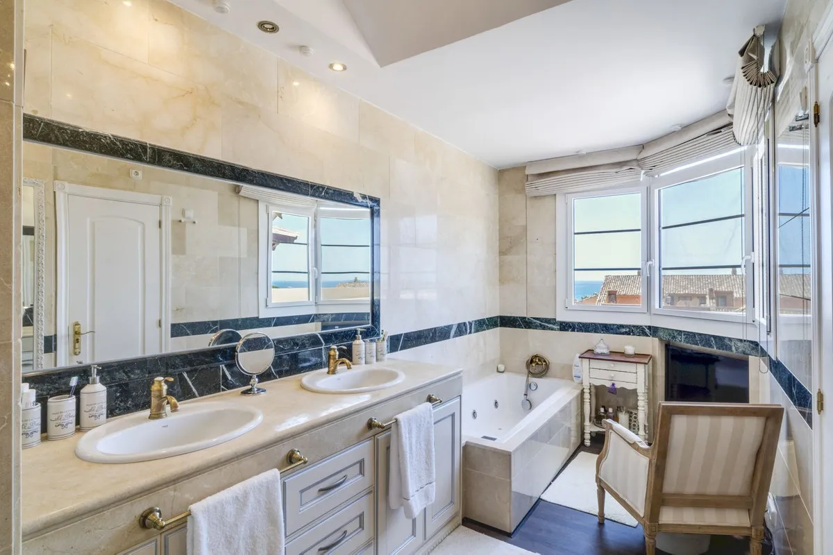 1b63b78b-ae35-42f5-978e-23f6fb4432c1