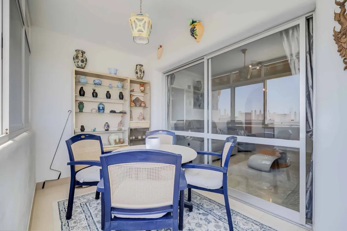 d4236317-7954-447c-b0c8-c489d25e6889