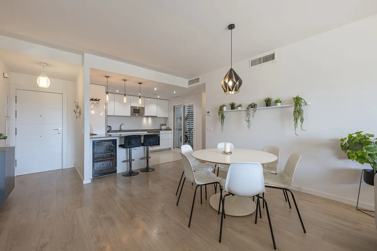 Chic Modern Apartment with Rooftop Lounge & Beach Proximity