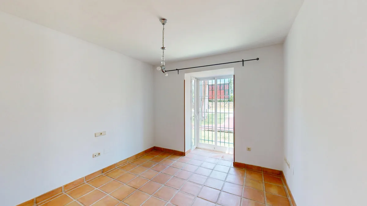 2fcbe547-0c33-455c-ae45-8b79ab744878