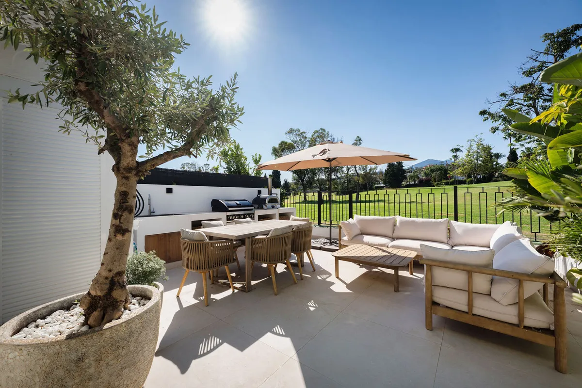 Casa Naranjos: Modern Townhouse in Golf Valley