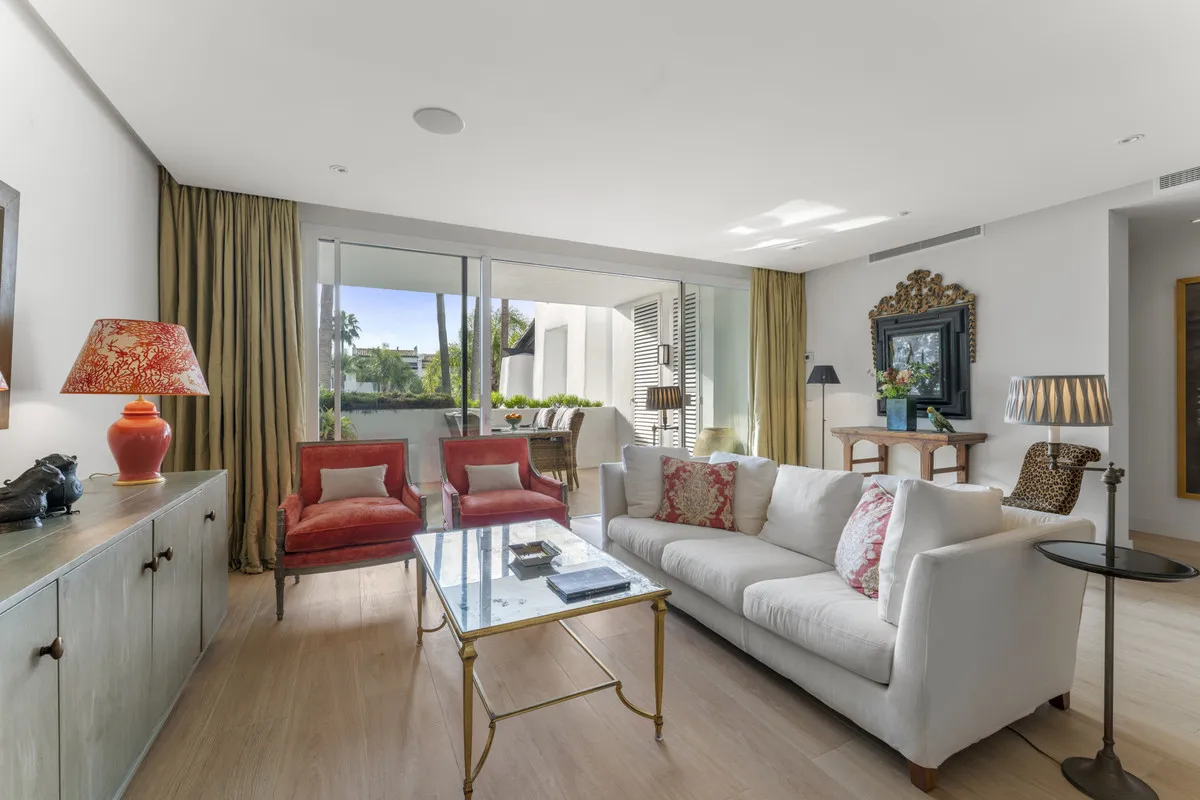 8b69ecdf-df87-4c06-8d84-835b57876cfa