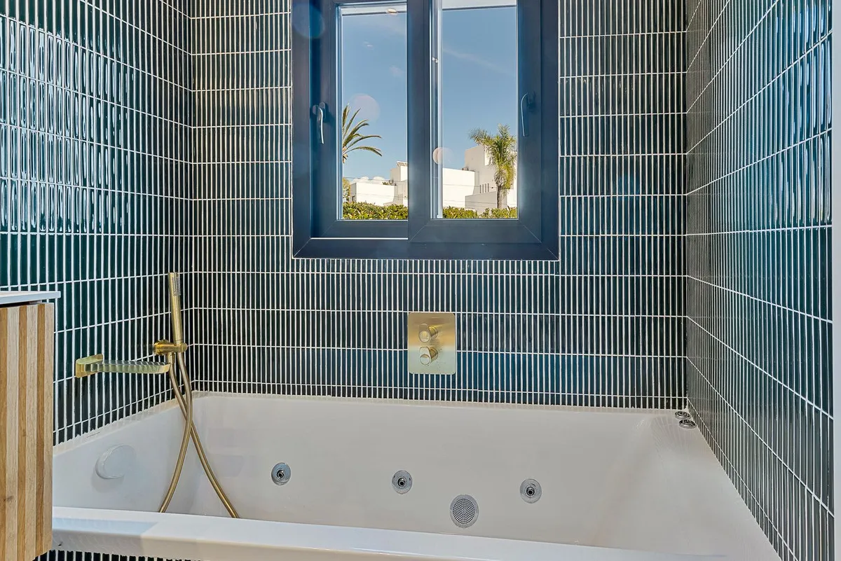 a61c5758-cf99-4eba-b9f0-d7940c0640a3