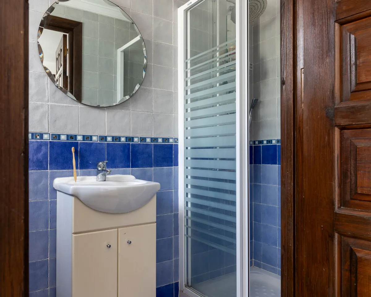 e26b6b25-82fc-4070-81e4-40227a461037