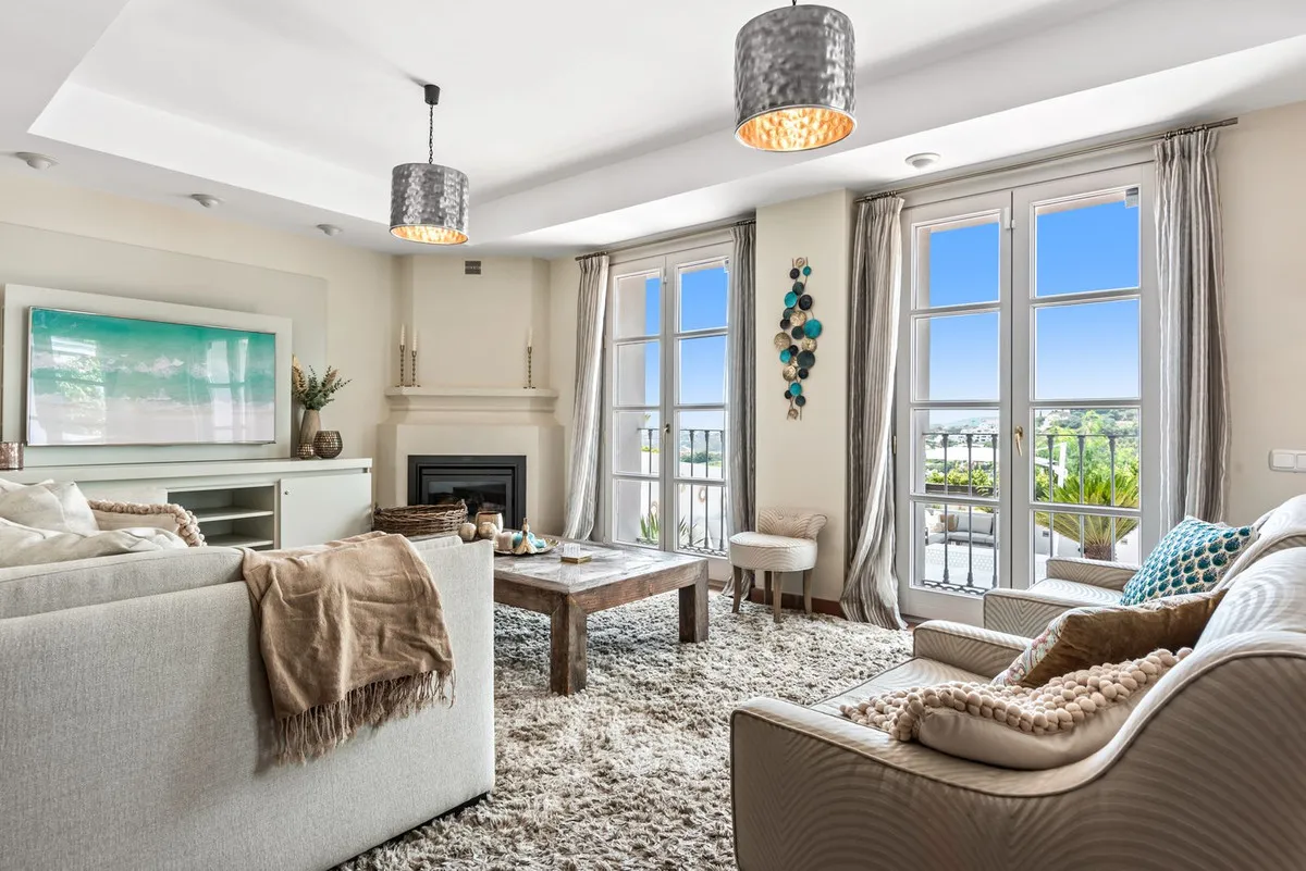 e9ce0f90-ed07-4c81-985b-b9925cb226ed