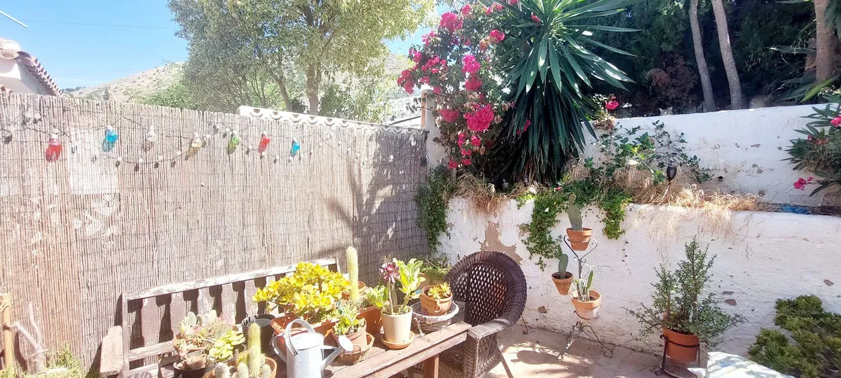 8c0ee574-ca18-40c2-98e8-633c331d406d