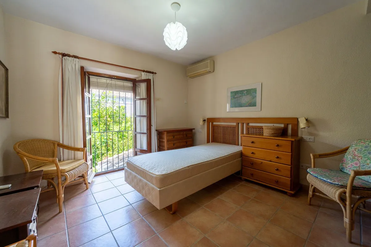 8f05fb2c-1f3c-48ca-8d5d-00e0f201803e