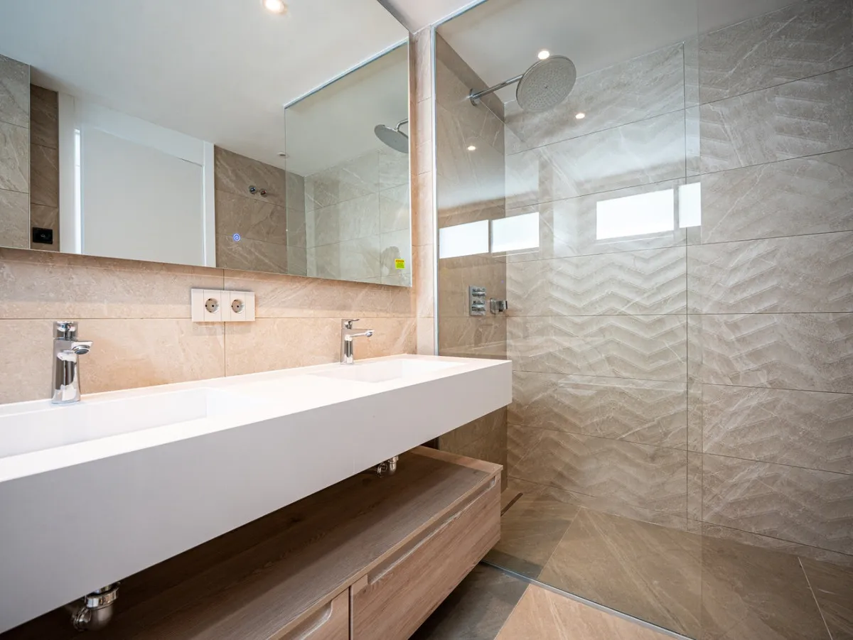 24ee2b95-787c-4129-bffa-13f8f2006f90