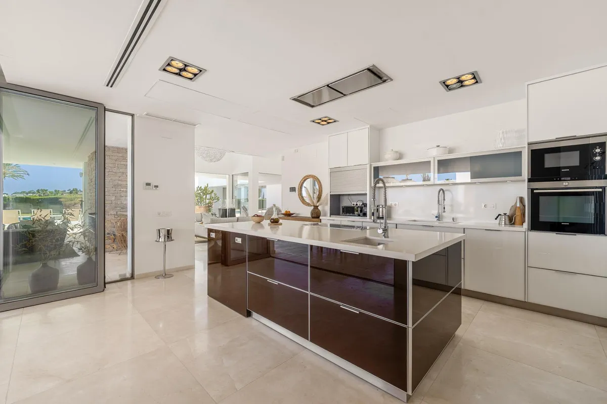 3bb90cc9-ddd8-4c9c-a78a-f74a43b6103a