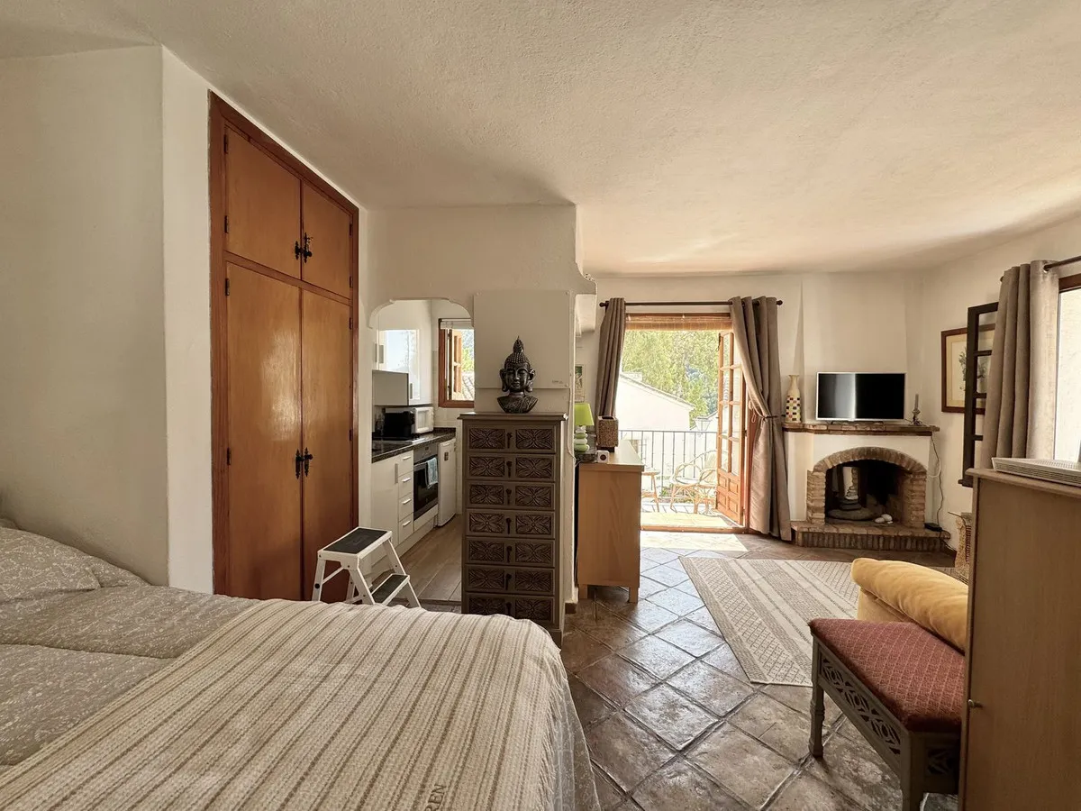 c5a22349-984e-4817-882f-f4b616d12404