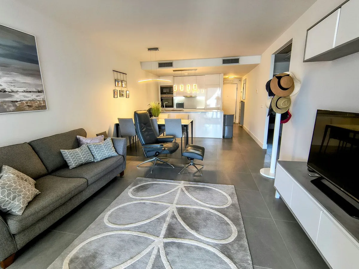 ef695d57-b899-4376-a741-96f87009643a