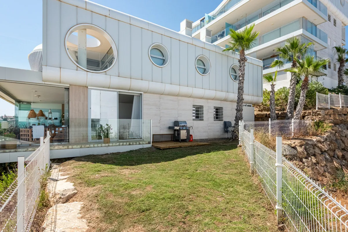 5855cc4b-533d-4172-806f-6b290c99a378