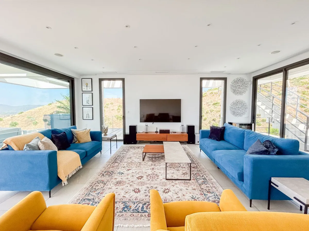 6c7b452c-e06d-438a-940d-7f810653d78e