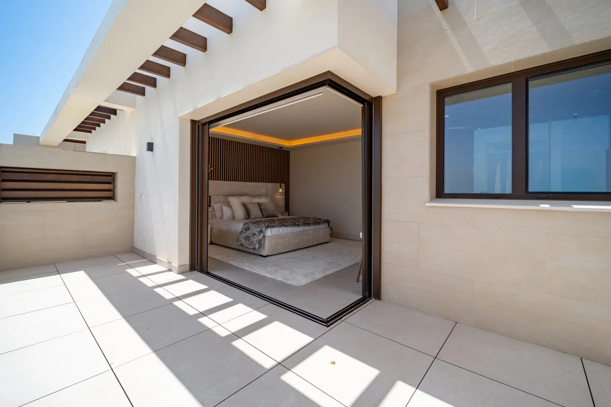 084d32f7-4526-4545-bcac-0e4a2f539526