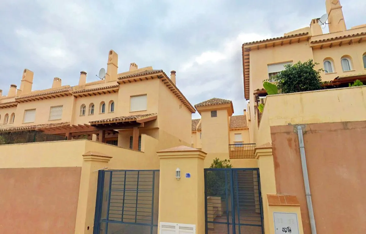 b6998b0c-bbfa-46d6-b51c-55d3fb1fdc95