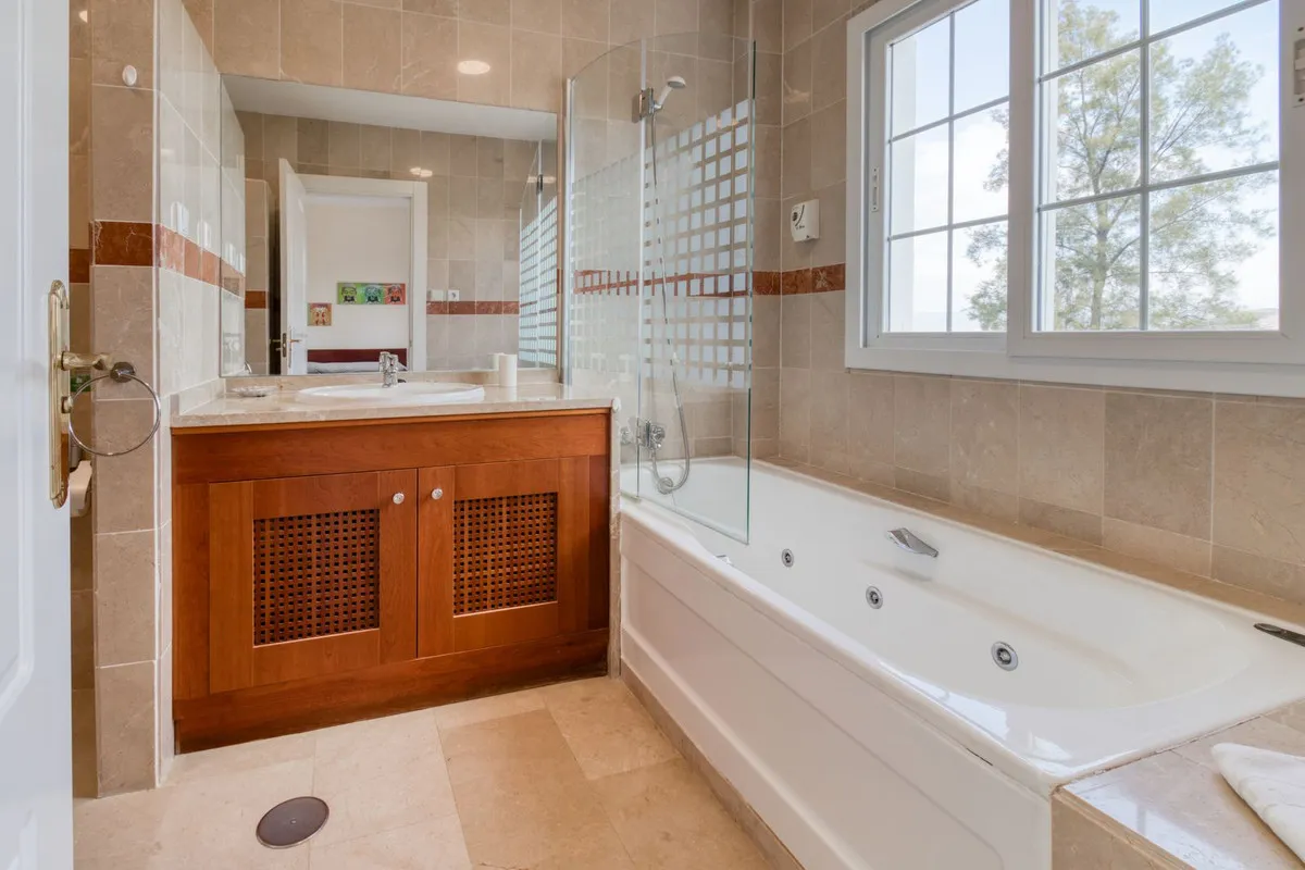 8350b040-6edc-4353-b19e-ab795d809334