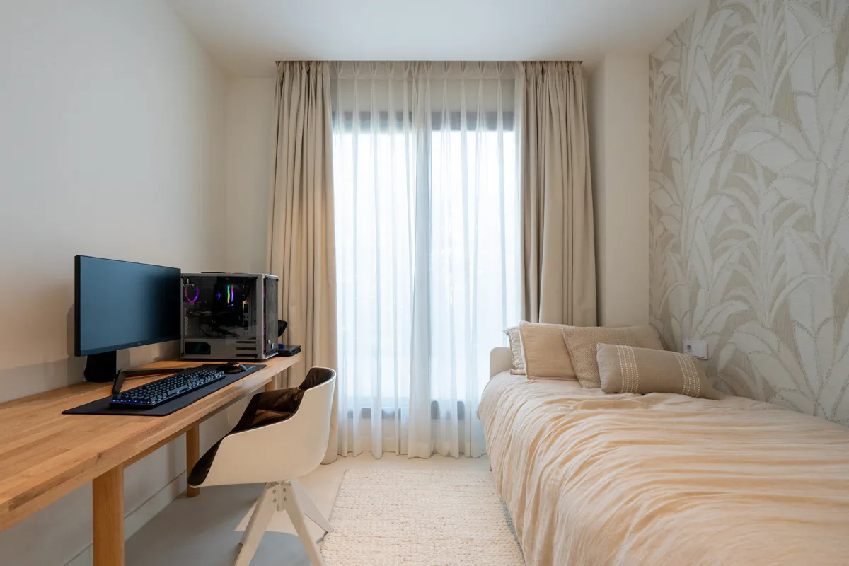 a1e702ec-3399-48f6-a267-7db1be1642e2