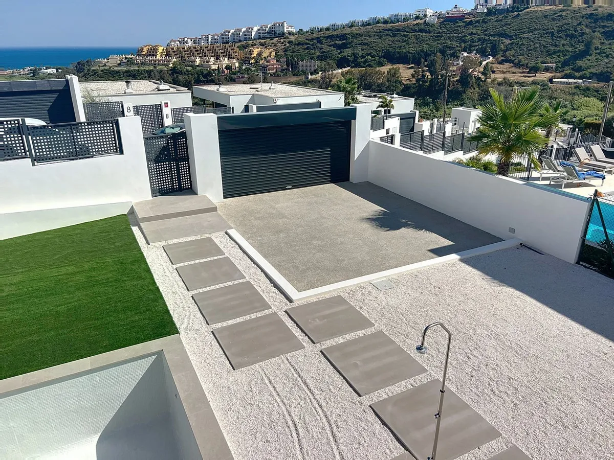 fdfd5421-7233-4adb-b404-e33597f3d05a