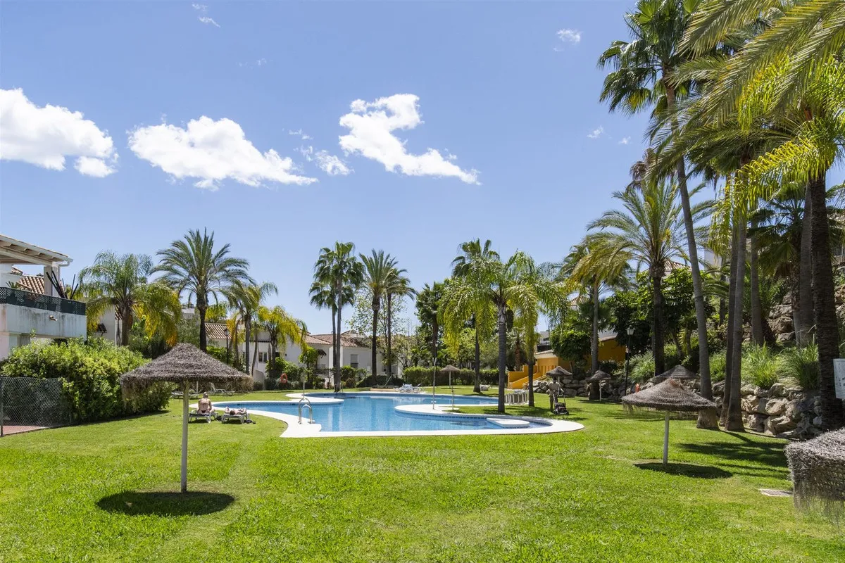 4b8906ac-a1f7-4b51-8d71-5936e4365b7f