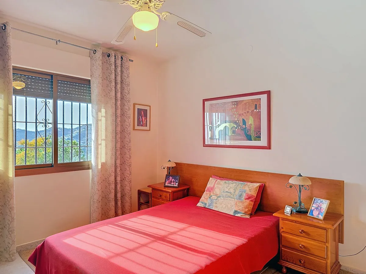 49b4cf05-546d-454b-a2e4-5b942a6716cc