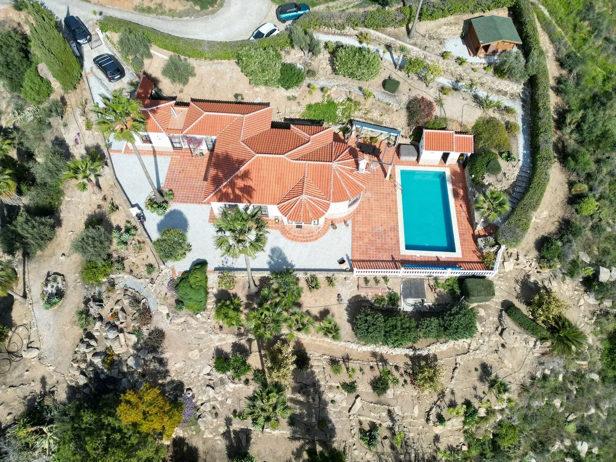 fb7b44e4-1489-4f87-9751-3ee7ffe9f294