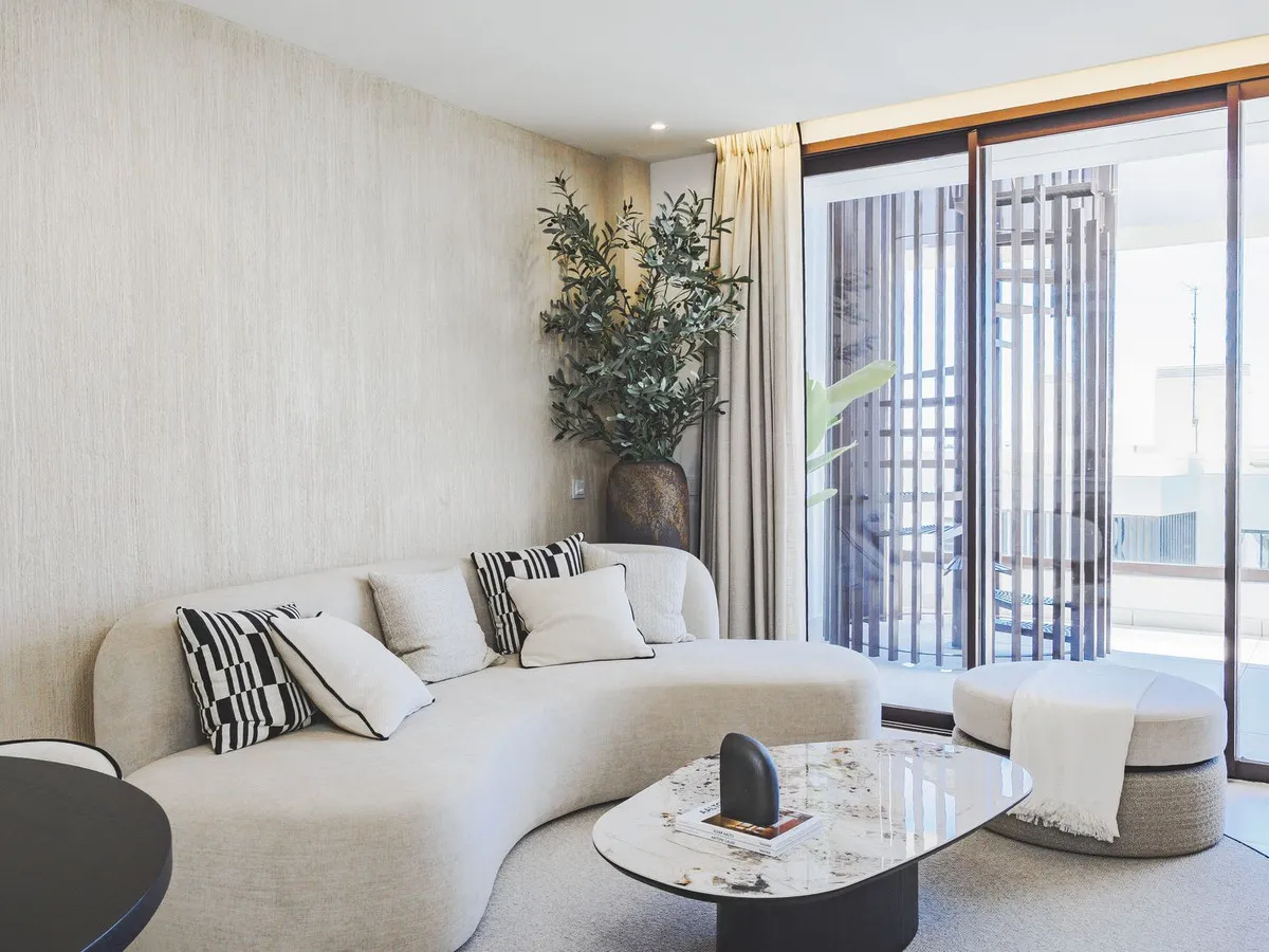 8ac74282-638b-427a-83fe-2a472fb07e03