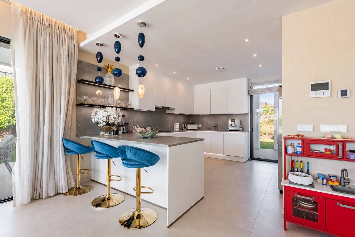 99f2565f-056f-4ddd-bd08-deda684fdf73